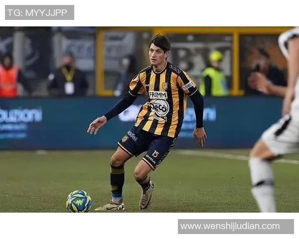 足球明星在进球后选择低调不庆祝引发球迷热议与思考